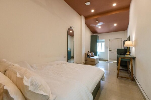 Habitación individual básica, 1 cama Queen size y sofá cama, para no fumadores | Caja de seguridad en la habitación y escritorio 