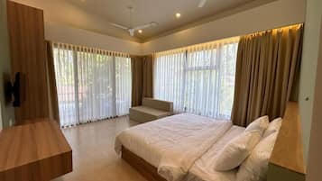 Suíte estúdio família, sacada | Cofres nos quartos, escrivaninha, espaço de trabalho para notebook