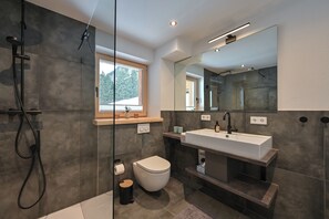 Shower, hair dryer, towels, toilet paper - New & high-quality furnished guest house in a quiet location - Burgberg im Allgäu (Burgberg im Allgäu)