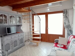 TV - Torregrande comfortable ground floor apartment one step from the beach (Torre Grande)