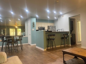 Condo, 1 Bedroom, Accessible, Balcony | Ruang makan