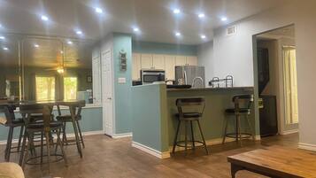 Condo, 2 Bedrooms, Accessible, Smoking | Dining room