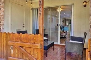 Appart'hôtel, 2 chambres, accessible aux personnes à mobilité réduite, fumeur | Terrasse/Patio