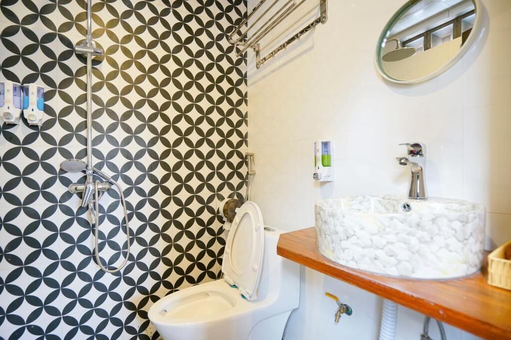 Deluxe-Doppelzimmer, Terrasse, Blick auf den Innenhof | Badezimmer