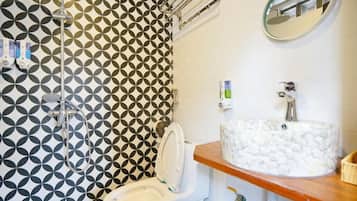 Deluxe-Doppelzimmer, Terrasse, Blick auf den Innenhof | Badezimmer