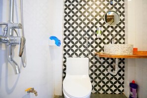 Deluxe-Doppelzimmer, Terrasse, Blick auf den Innenhof | Badezimmer