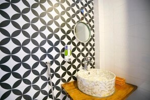 Deluxe tweepersoonskamer, patio, uitzicht op binnenplaats | Badkamer