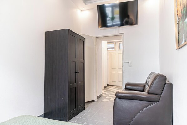 Basic Studio | Interior - Modern Studio with Easy City Access (Wien)