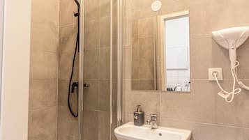 Basic Studio | Bathroom | Shower, free toiletries, hair dryer, towels