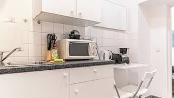 Basic-Studio | Eigene Küche | Mini-Kühlschrank, Mikrowelle, Ofen, Herdplatte