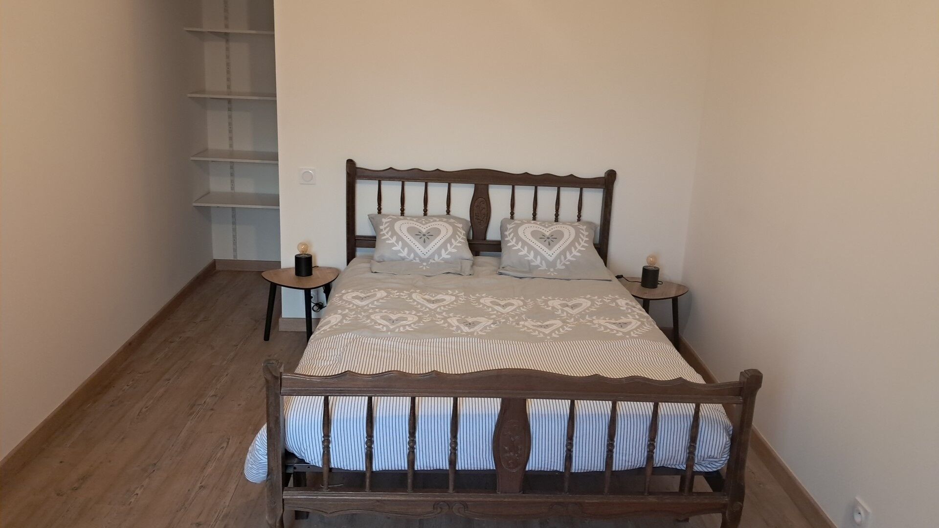 2 slaapkamers, reisbedje, beddengoed