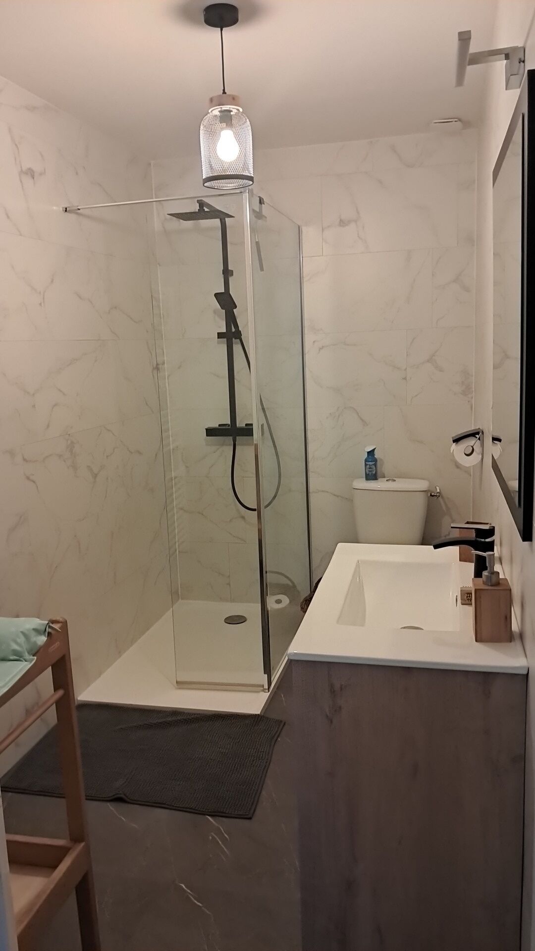 Doccia, asciugacapelli, asciugamani, carta igienica