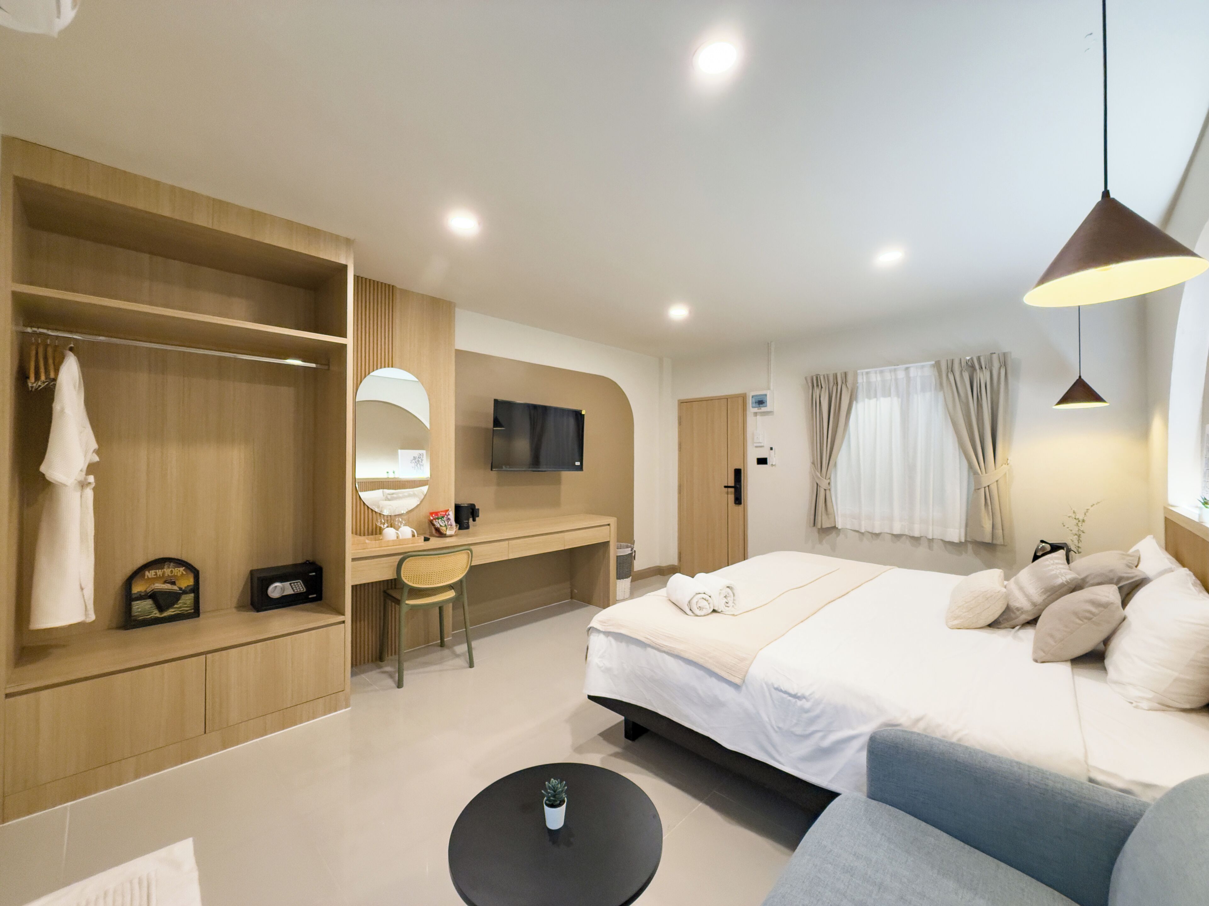 セーフティボックス (室内)、遮光カーテン、WiFi (無料)