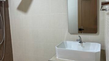 Doccia, asciugamani, sapone, shampoo