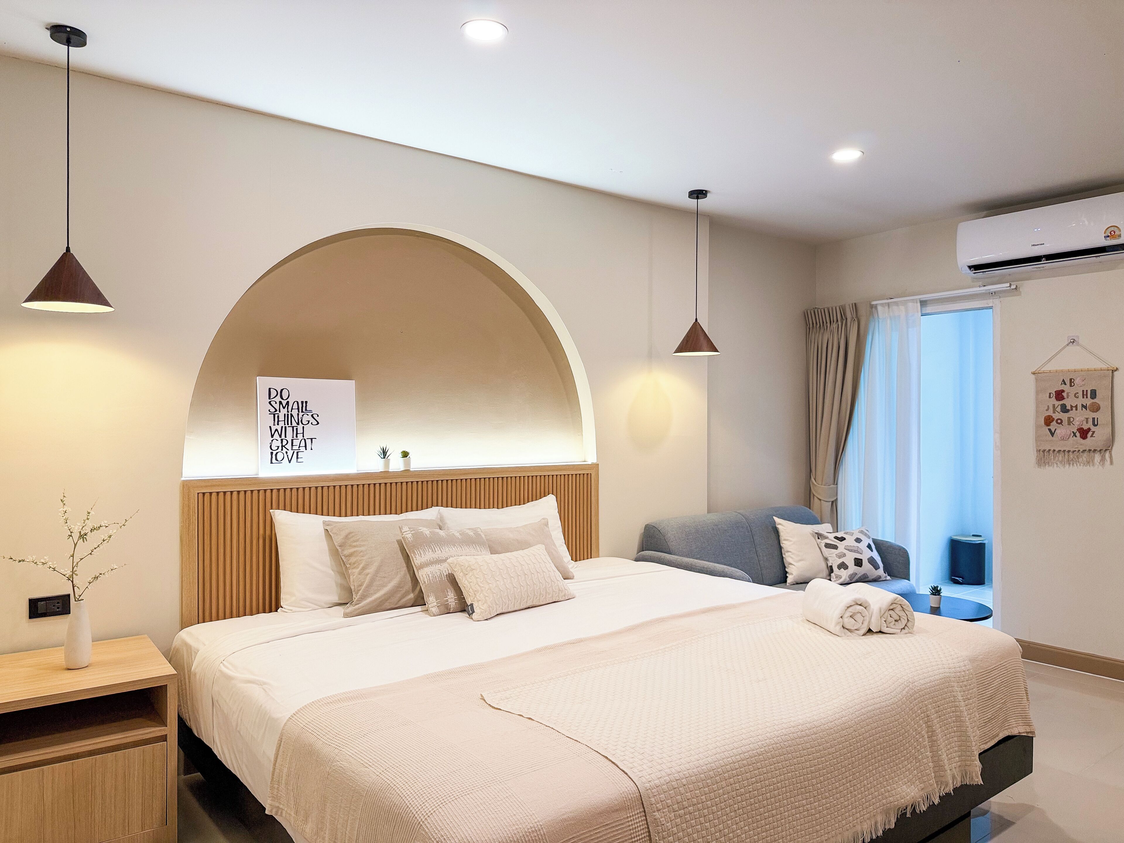 In-room safe, blackout drapes, free WiFi