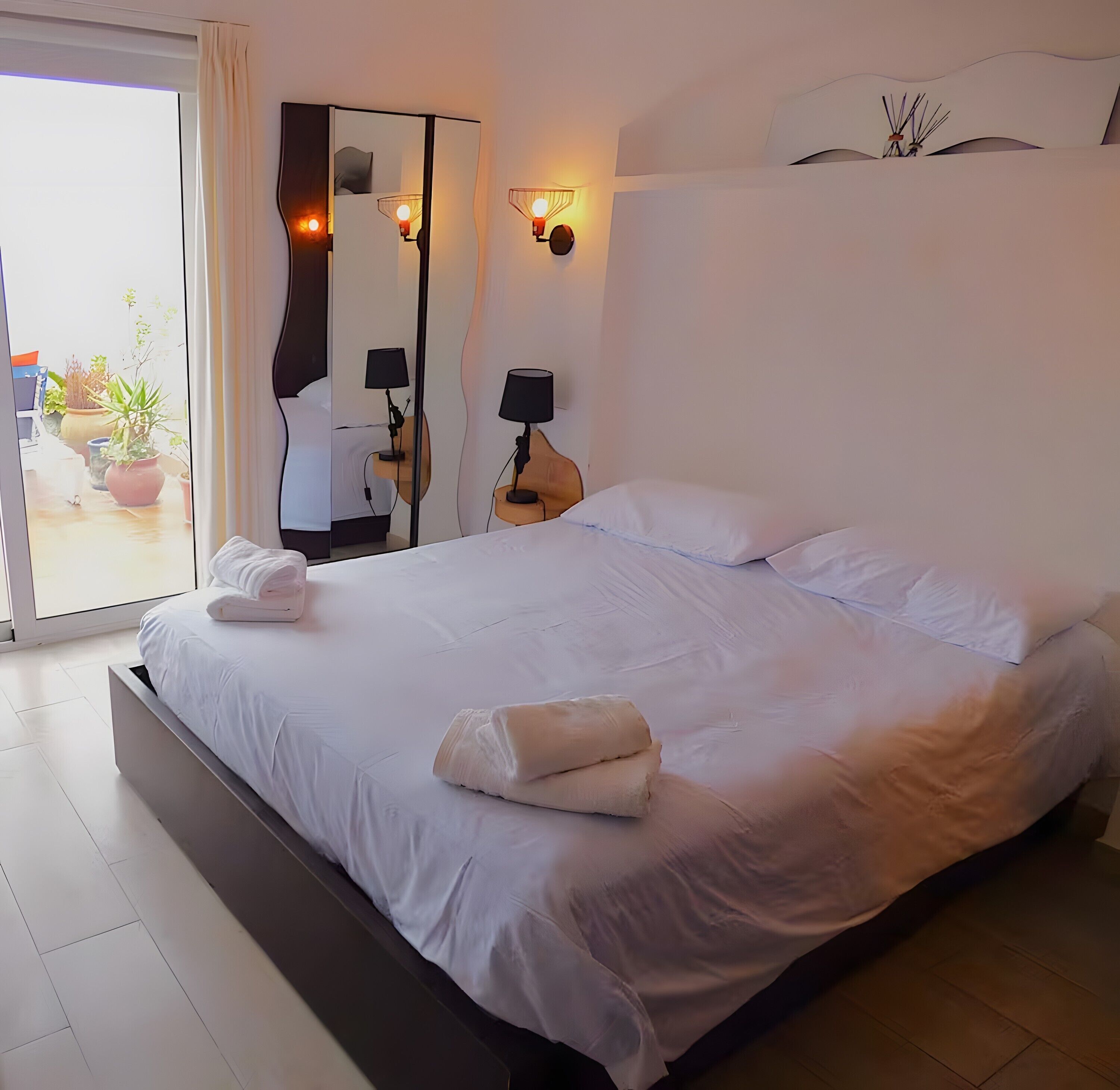 Een strijkplank/strijkijzer, wifi, beddengoed