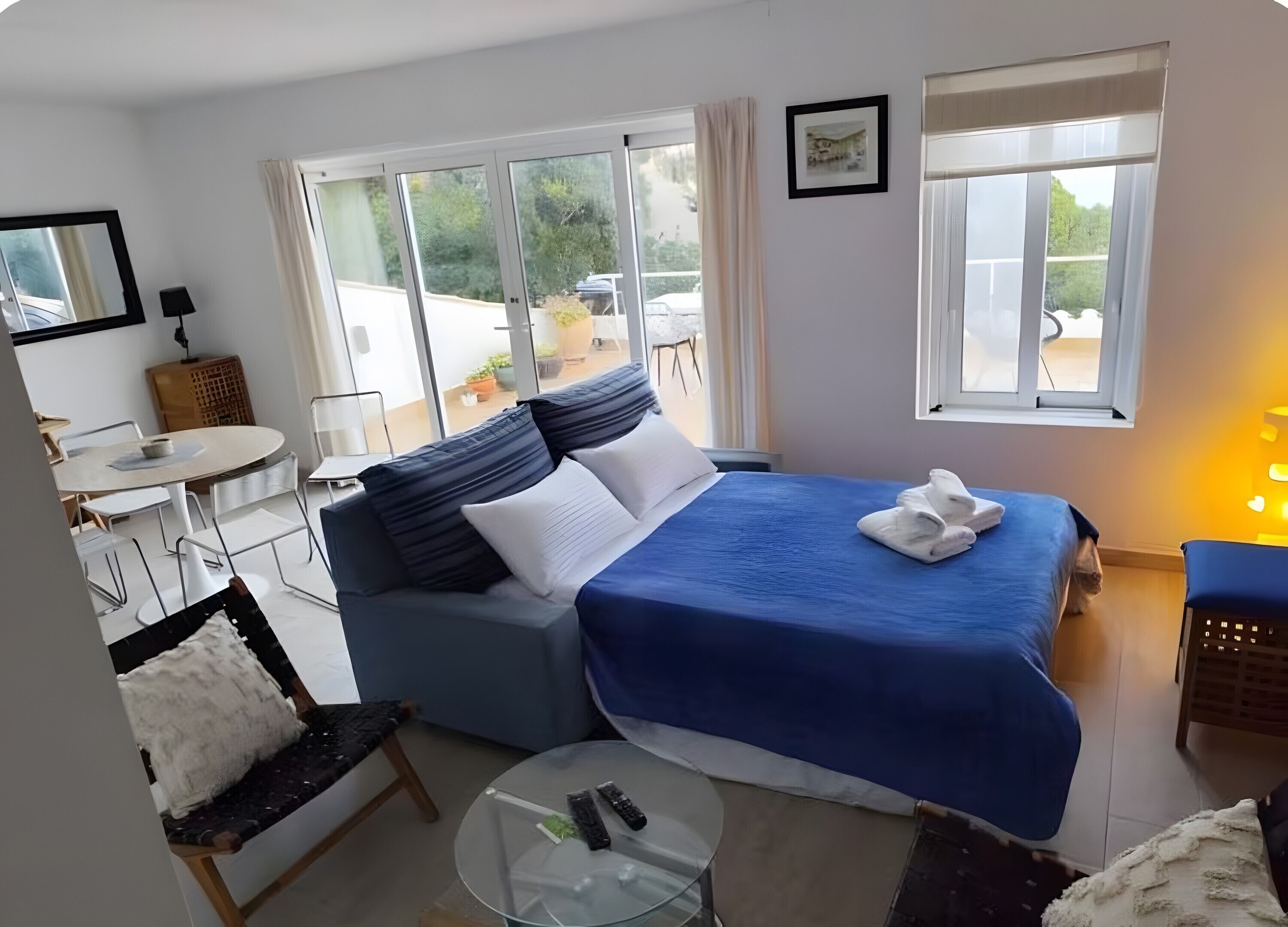 Iron/ironing board, WiFi, bed sheets