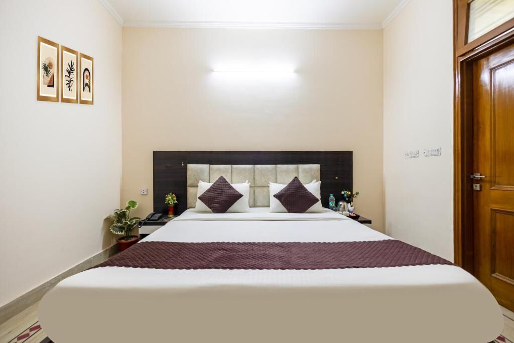 Escritorio, espacio para trabajar con laptop y wifi gratis 