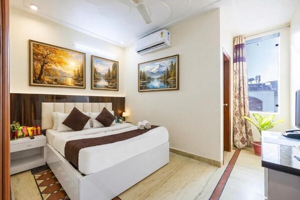 Escritorio y espacio para trabajar con laptop 