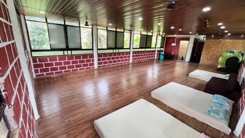 Asrama Umum Klasik, pemandangan kebun | Interior