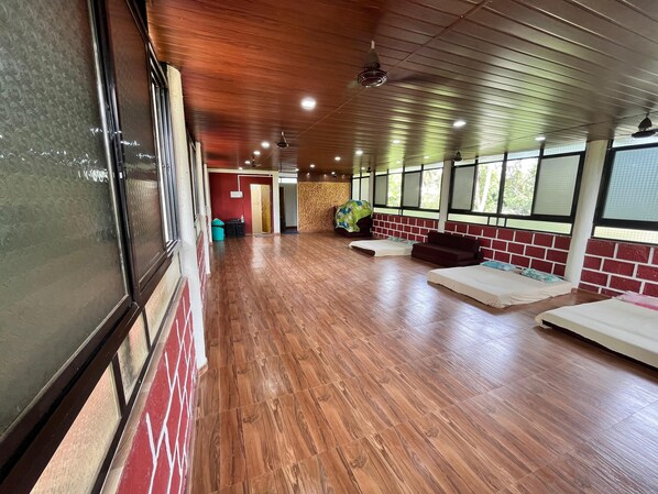 Dormitorio compartido clásico, vista al jardín | Cortinas blackout, wifi gratis y ropa de cama 