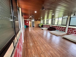 Cortinas blackout, wifi gratis y ropa de cama 