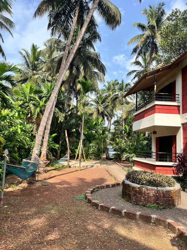 Property grounds - Coral Beach Resort (Diveagar)