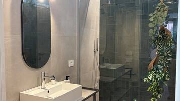 Doccia, bidet, carta igienica