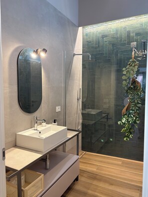 Doccia, bidet, carta igienica