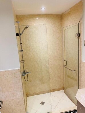 Bồn tắm và buồng tắm vòi sen riêng, đồ dùng nhà tắm miễn phí 