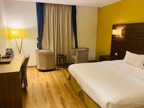 Màn/rèm cản sáng, bàn ủi/dụng cụ ủi quần áo 