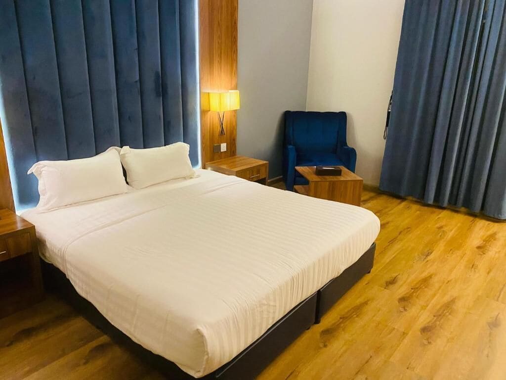 Cortinas blackout, tabla de planchar con plancha y wifi gratis 