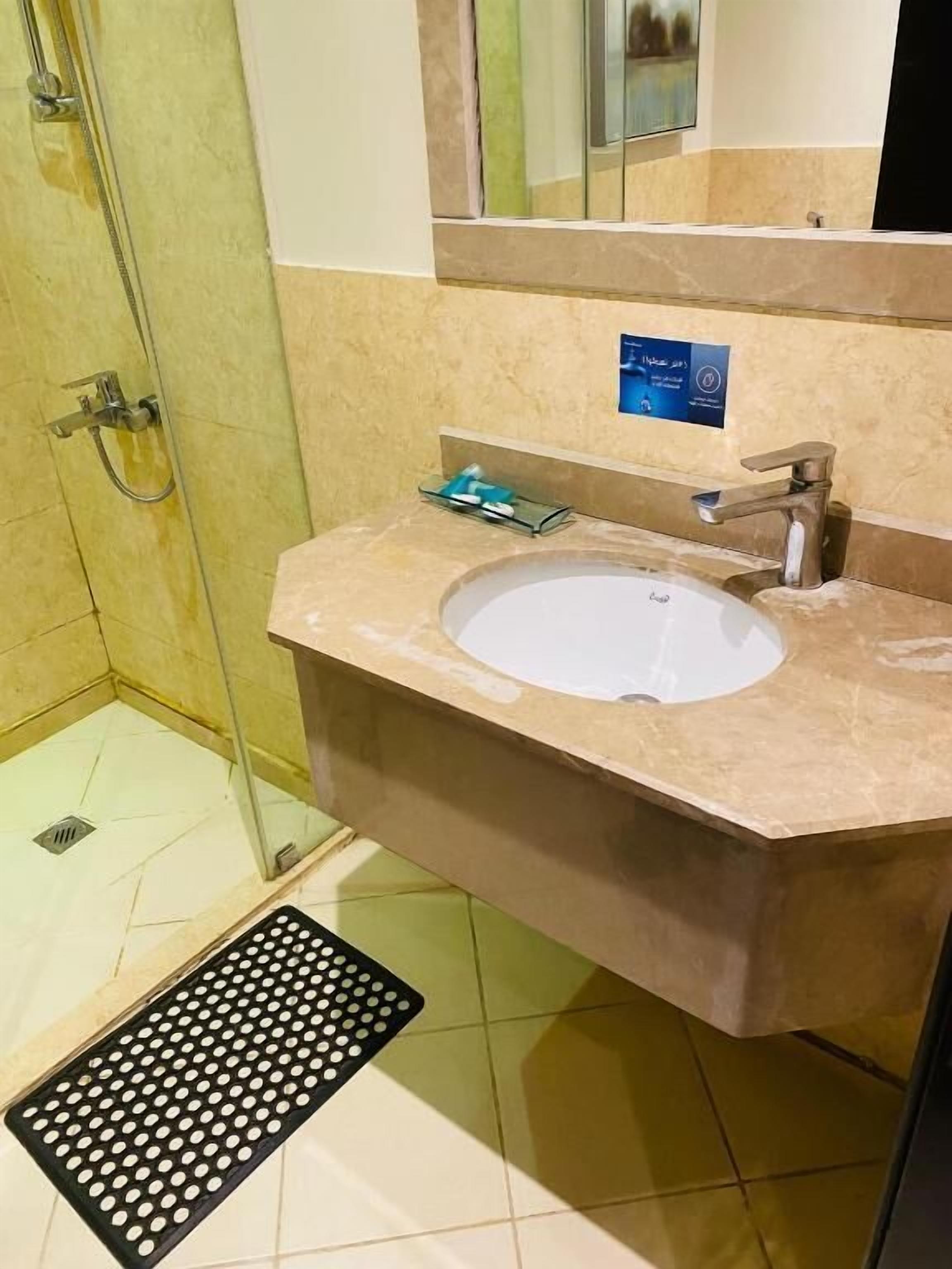 Tina y regadera independientes y amenidades de baño gratuitas 