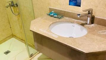 Tina y regadera independientes y amenidades de baño gratuitas