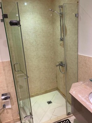 ดีลักซ์สตูดิโอ | ห้องน้ำ | อ่างอาบน้ำและฝักบัวแยกจากกัน, ของใช้ในห้องน้ำฟรี, ไดร์เป่าผม