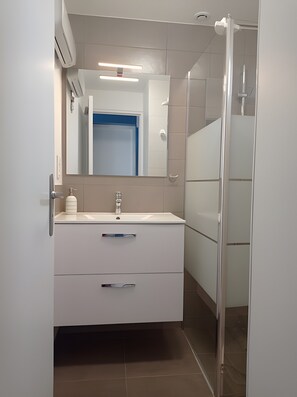 Shower, hair dryer - Renovated Single-Storey House – La Cotinière, Île d’Oléron (Saint-Pierre-d'Oléron)