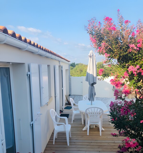 Outdoor dining - Renovated Single-Storey House – La Cotinière, Île d’Oléron (Saint-Pierre-d'Oléron)