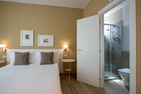 Habitació doble o amb dos llits individuals Comfort, vistes al turó | Cobrellits, caixa forta a l'habitació i escriptori 