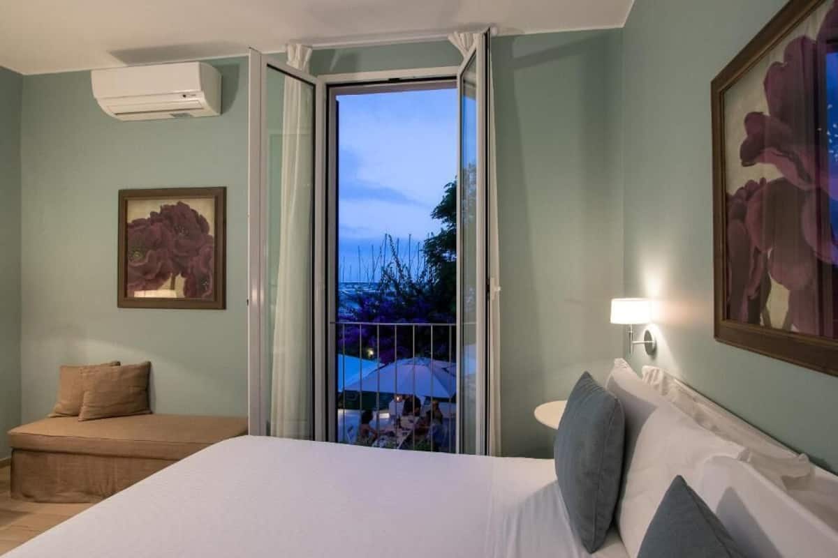 Deluxe Double Room, Sea View | In-room safe, desk, laptop workspace, soundproofing