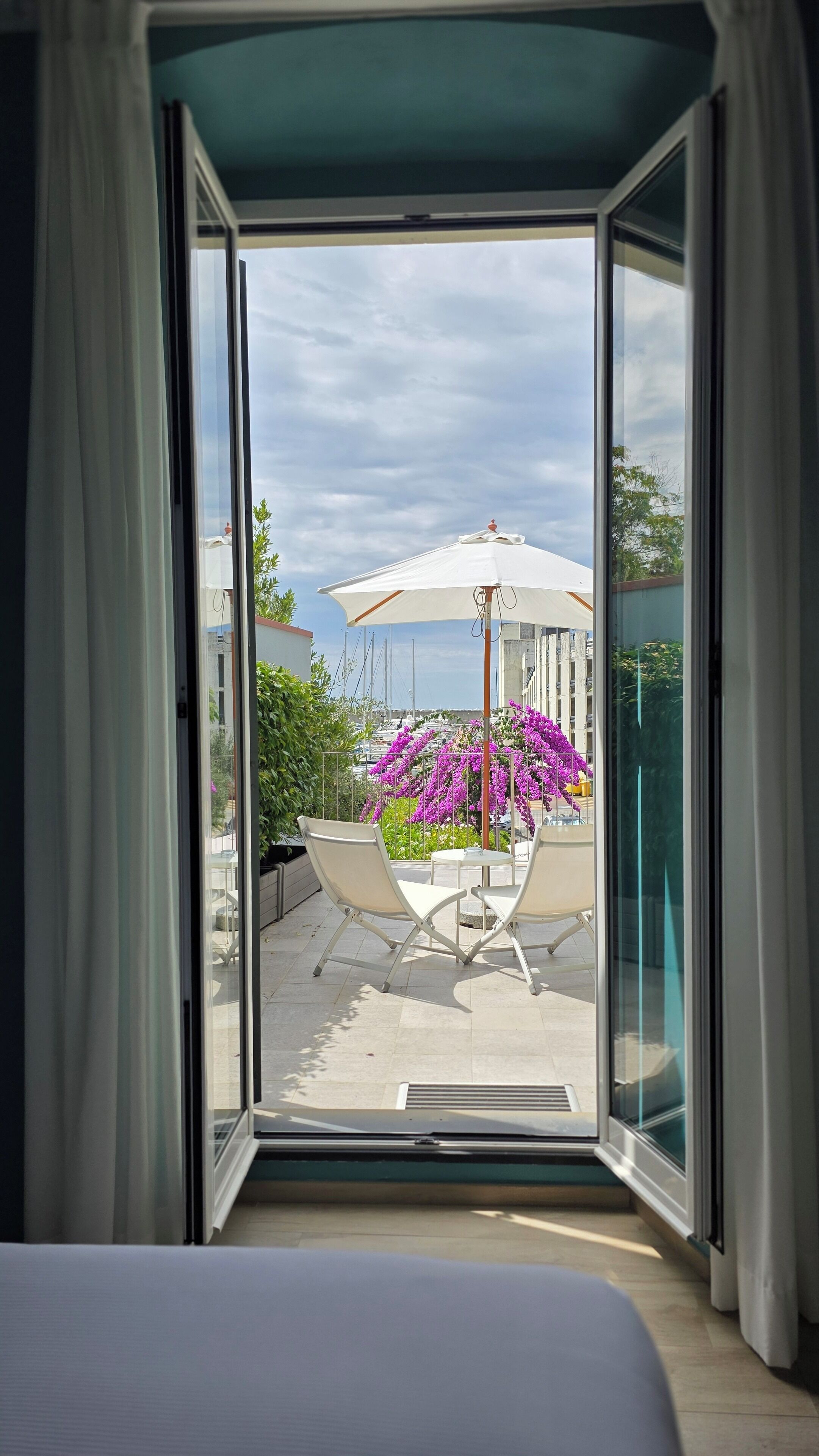 Superior dubbelrum - havsutsikt | Duntäcken, värdeförvaringsskåp på rummet och skrivbord