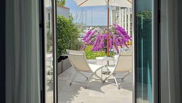 Superior dubbelrum - havsutsikt | DuntÀcken, vÀrdeförvaringsskÄp pÄ rummet och skrivbord