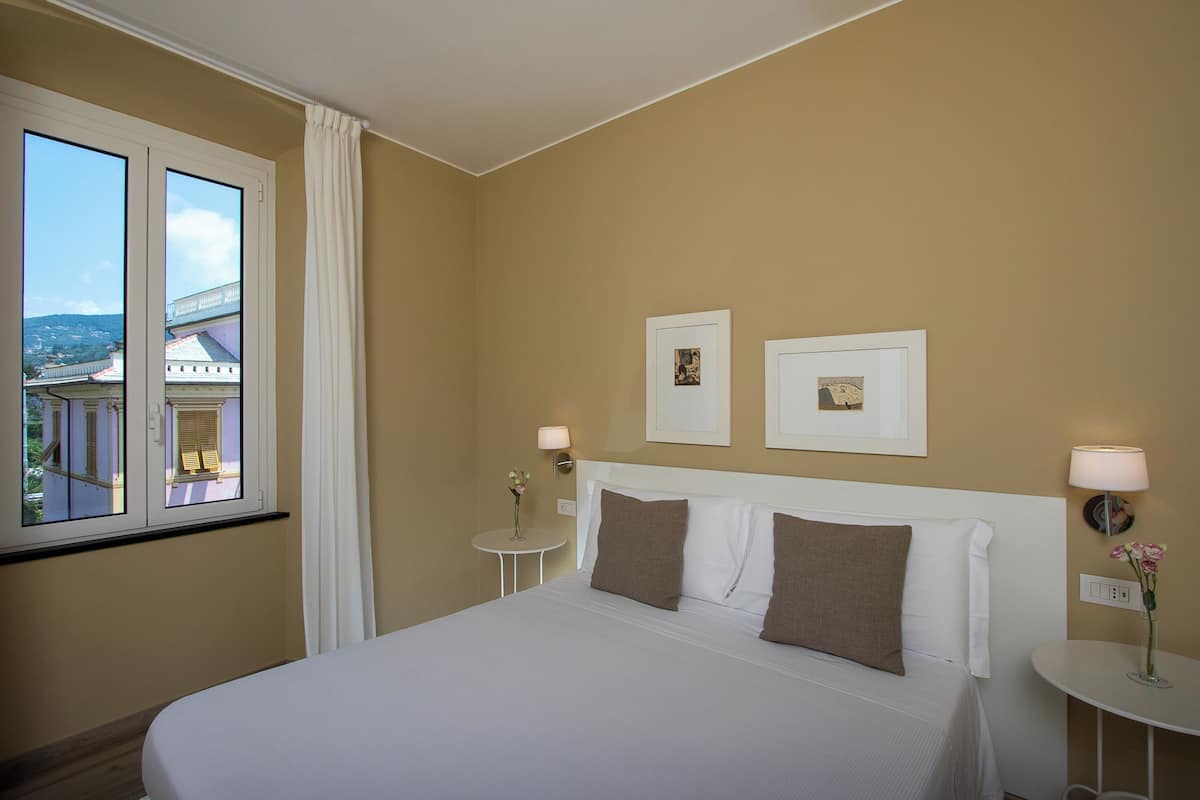 Down duvets, in-room safe, desk, laptop workspace