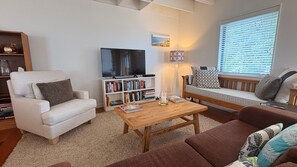 TV, books - The Bach at Waipu Cove (Waipu)
