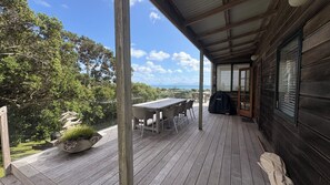 Outdoor dining - The Bach at Waipu Cove (Waipu)