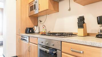 Basic Apartment | Private kitchen | Fridge, microwave, oven, stovetop