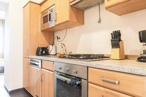 Basic Apartment | Private kitchen | Fridge, microwave, oven, stovetop - Stylish 1BR Apartment Near Am Schöpfwerk (Vienna)