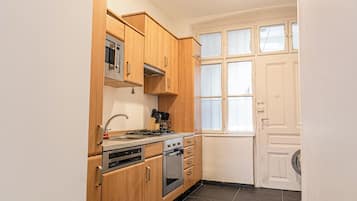 Basic-lejlighed | Privat køkken | Køleskab, mikrobølgeovn, ovn, kogeplade