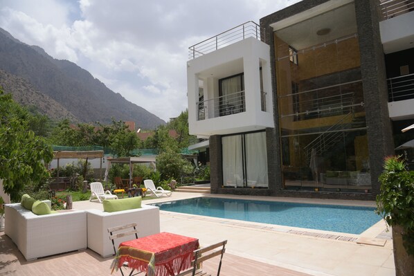 Outdoor pool, pool umbrellas, pool loungers - La Perle Ourika Guesthouse (Sti Fadma)