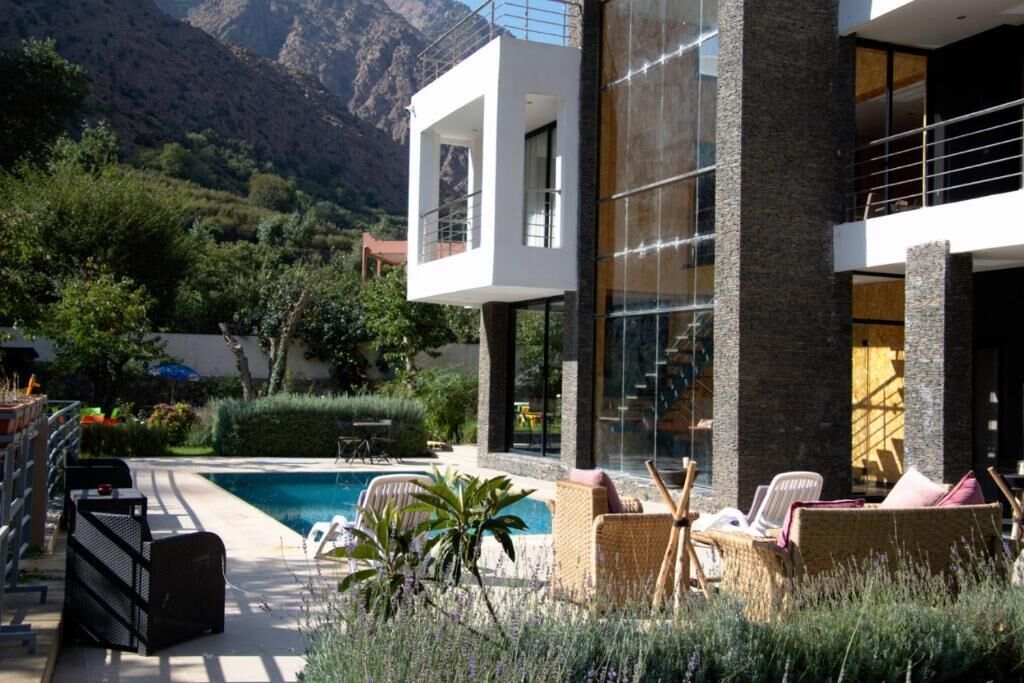 Hồ bơi ngoài trời, dù/ô trên bãi biển/hồ bơi, ghế dài tắm nắng 