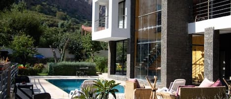 Hồ bơi ngoài trời, dù/ô trên bãi biển/hồ bơi, ghế dài tắm nắng